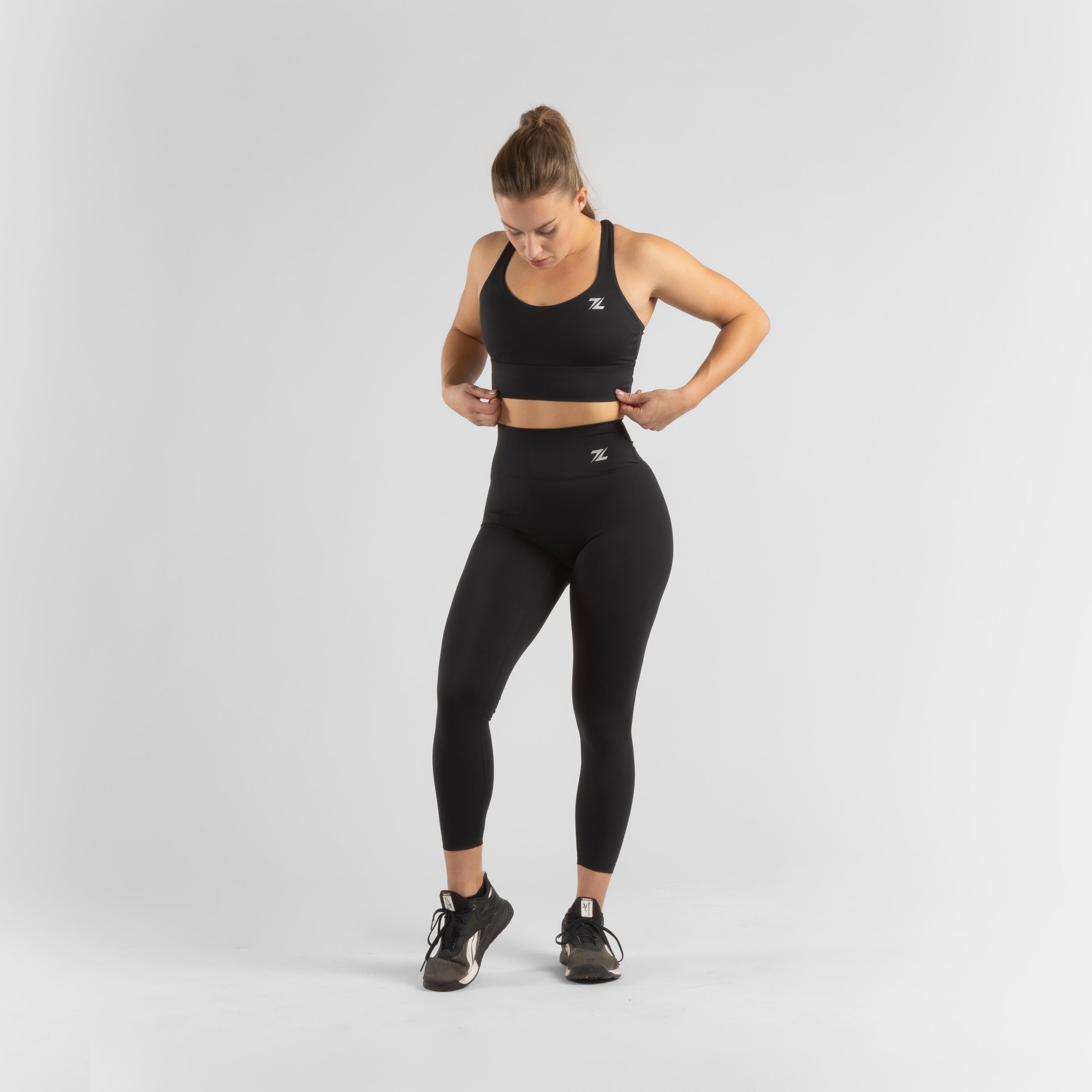 Complete outfit met ZEUZ Sportlegging lang zwart – voorkant in combinatie met sporttop
