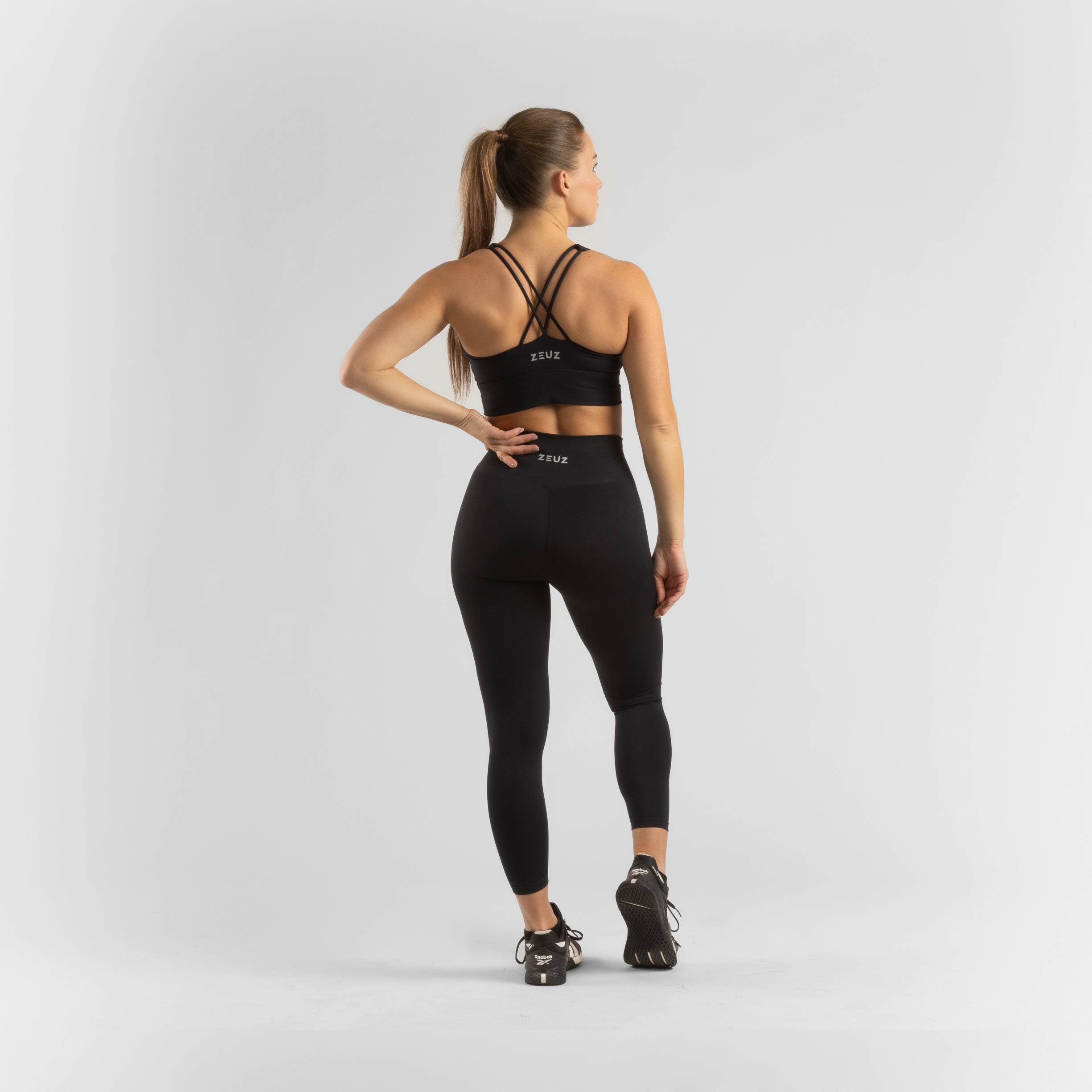 Complete outfit met ZEUZ Sportlegging lang zwart – achterkant in combinatie met sporttop